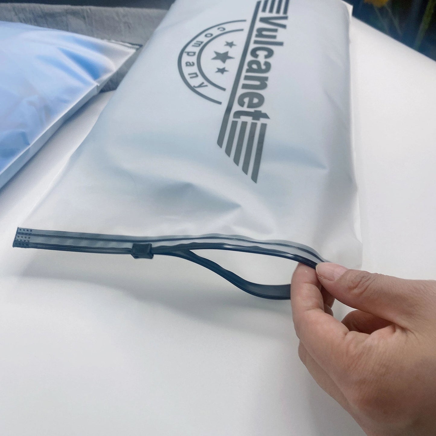 Biodegradable CPE Frosted Semi-Transparent Zipper Mailer Bag Clothing Towel Packaging Self-Sealing Plastic Clothes Zipper Bag